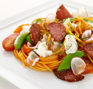 Spaghettisallad med pesto och salami