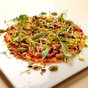 Pizza på tortillabröd med salami