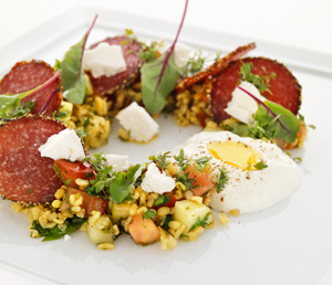 Bulgur med salami och vitlökscréme