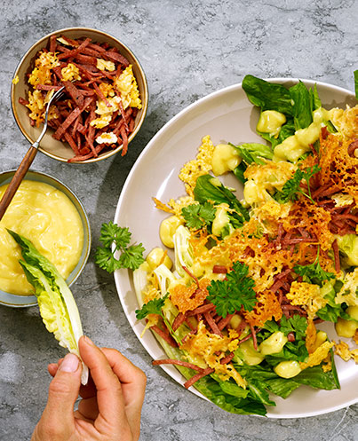 Hjärtsallad med rostad kalkonsalami, cheddardressing