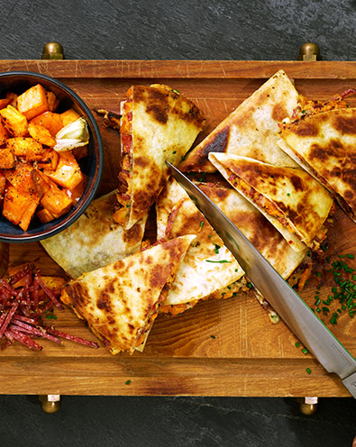 Quesadilla med sötpotatis, cheddar och kryddsalami