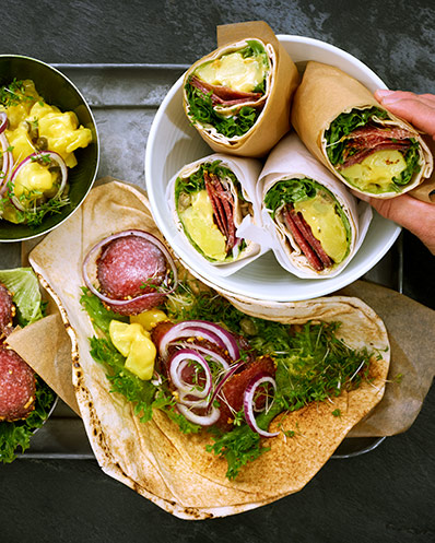 Wrap med salami, sallad potatissallad med olivolja