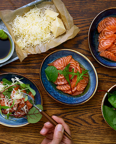 Laxsashimi new style med finriven cheddar