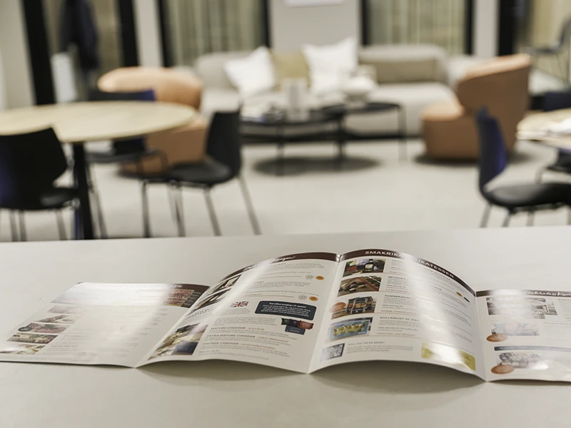 Lägg säljkatalogen på ett bord i lunchrummet på jobbet